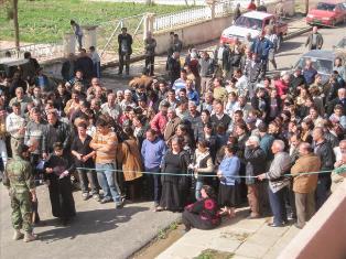 A group of internally displaced Iraqis waiting to receive relief. Kurdistan, March 2009. 