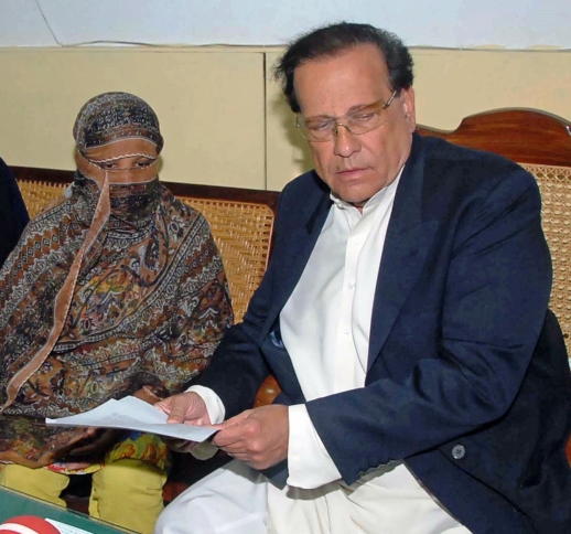 Asia Bibi with former Punjab Governor, Salmaan Taseer, who was assassinated in 2011 for supporting her case. (Photo: Office of the Governor of Punjab)