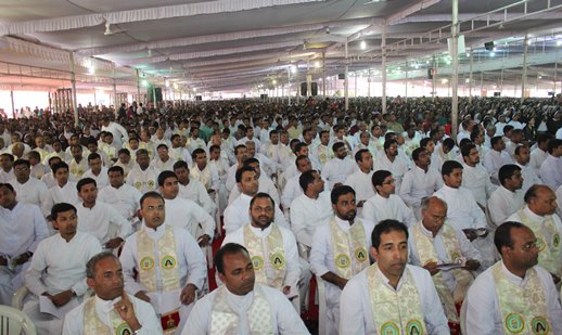 A Catholic crowd at a thanksgiving service in Kamalassery, Kerala, celebrating the canonisation by the Vatican of two Keralites, December 2014