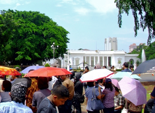 The GKI Yasmin church from Bogor worshipping in front of the presidential palace, Feb 2012
