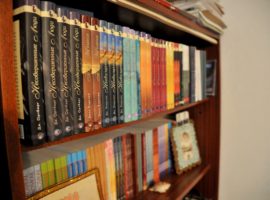 Azerbaijanis fined and detained for selling religious books