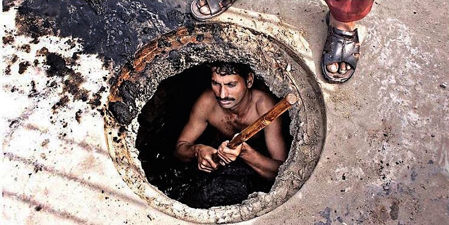 As Pakistani Christians comprise more than 80 per cent of the country's sewerage and street cleaning force, they run a higher risk of work related injuries, sometimes causing death. (Photo: World Watch Monitor)