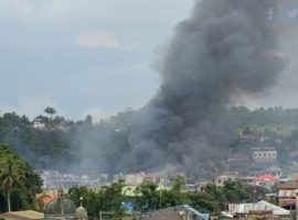 Smoke is billowing from Marawi's homes. (Photo: Getty Images)