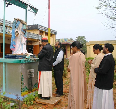 Cardinal Toppo, as CBCI president, prays before a desecrated statue in a convent in Kandhamal after the 2007 Xmas violence