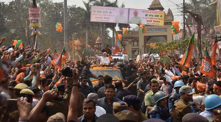 Modi ;ed through crowds of BJP supporters