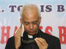 India: Fr. Tom Uzhunnalil welcomed home with flowers and tears