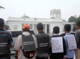 In 2010, Bogor’s GKI Yasmin church was sealed and padlocked by order of the mayor and city government. They still hold Sunday services outside the church, and stage monthly services outside Indonesia’s Presidential Palace.. (Photo: World Watch Monitor)