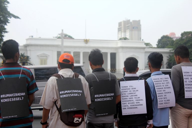 In 2010, Bogor’s GKI Yasmin church was sealed and padlocked by order of the mayor and city government. They still hold Sunday services outside the church, and stage monthly services outside Indonesia’s Presidential Palace. (Photo: World Watch Monitor)