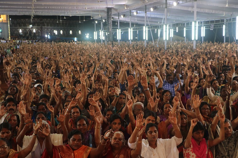Thousands attending a Catholic charismatic convention on 27 Aug 2017 at Kuravilangad led by Fr Xavier Vattayail