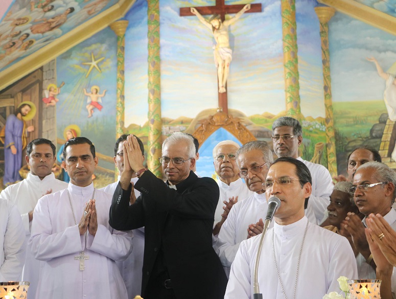 Flanked by bishops, Fr. Tom greets the congregation at St Mary's Basilica, Kerala (World Watch Monitor)