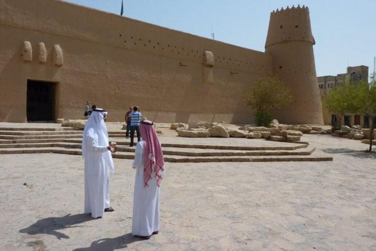 Men standing in front of a building in Saudi Arabia. (Photo: World Watch Monitor)
