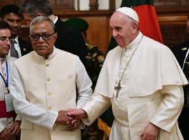 Pope Francis hold hands with President of Bangladesh Abdul Hamid (L) upon arriving at the Presidential palace in Dhaka on 30 November 2017. (Photo: VINCENZO PINTO/AFP/Getty Images)