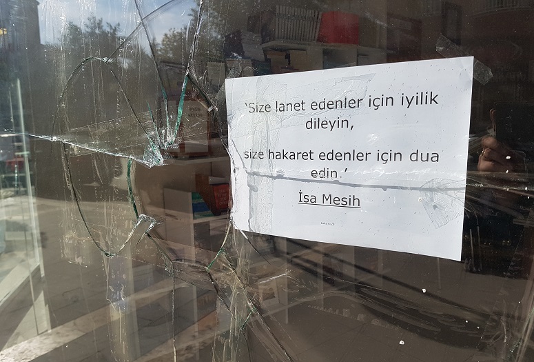 Malatya’s Kurtulus (Salvation) Church posted this message on the broken glass after an attacker heaved a brick through the church’s display window on November 24, 2017: “’Bless those who curse you, pray for those who mistreat you.’ – Jesus Christ.” (Photo: World Watch Monitor)