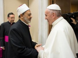 Pope Francis welcomes Sheik Ahmed Muhammad Ahmed el-Tayeb, the Grand Imam of al-Azhar, during a private audience in Vatican, 7 November 2017. (Photo: AFP PHOTO / OSSERVATORE ROMANO / Handout)