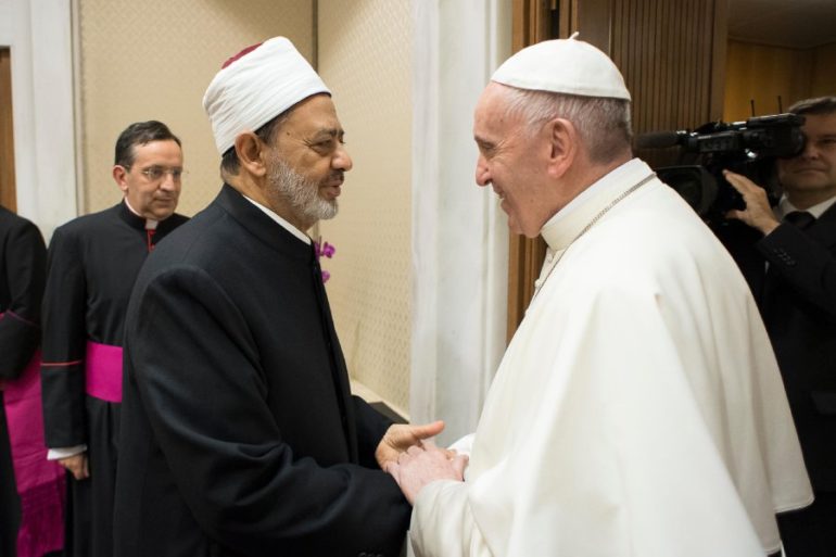 Pope Francis welcomes Sheikh Ahmed el-Tayeb, the grand imam of Al-Azhar, during a private audience in Vatican, 7 November 2017. (AFP PHOTO / OSSERVATORE ROMANO / Handout)