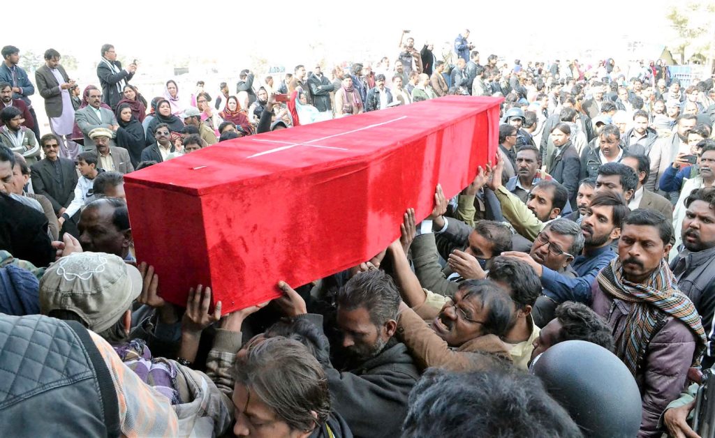 Crowds hold the coffin of a victim of the Bethel Memorial Church bomb attack, Quetta, Pakistan (World Watch Monitor)