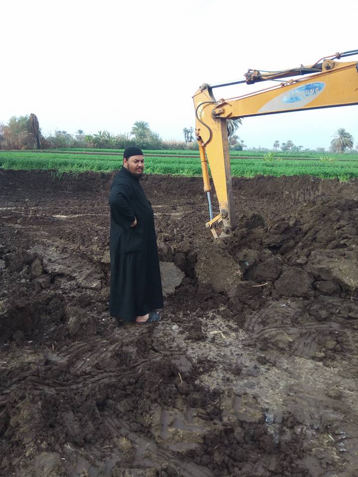 Fr. Feltaws Ibrahim overseeing the digging of the church foundations. (Photo: World Watch Monitor)