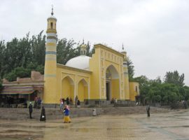 "Id Kah Mosque", the 500-year-old main mosque in Kashgar, one of the westernmost cities of China, in Xinjiang, where up to 7,000 Muslims gather every Friday for prayer. (Photo: World Watch Monitor, 2009)