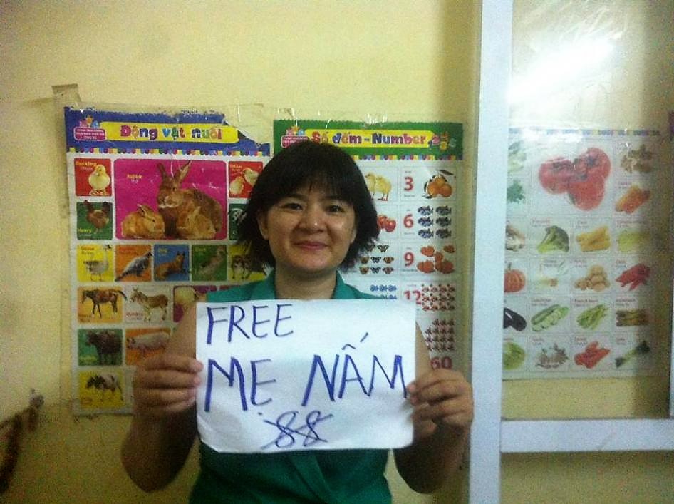 Maria Tran Thi Nga protests against the arrest of blogger “Mother Mushroom” in October 2016 (Human Rights Watch)