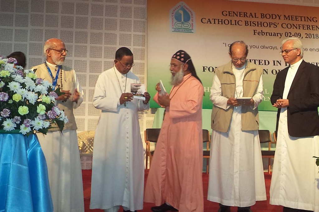 Fr. Tom Uzhunnalil (right) presented his new book at a meeting of the Catholic Bishops' Conference of India on 2 February (ANS)