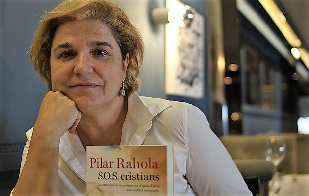 Spanish journalist Pilar Rahola with her book 'SOS Christian' (Evangelical Focus/Jonatán Soriano)