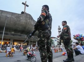 The situation in Mindanao has been tense for many years. Military personal stand guard in front of a church in Davao City, Mindanao, after a bomb attack killed 14 people here in 2016. (Photo: MANMAN DEJETO/AFP/Getty Images)