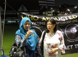 Susanna Liew (r), wife of Pastor Koh, supports Che Mat's wife, Norhayati Mohd Afriffin (l), as she calls for her husband's release at the meeting on Sunday (24 June). (Photo: World Watch Monitor)