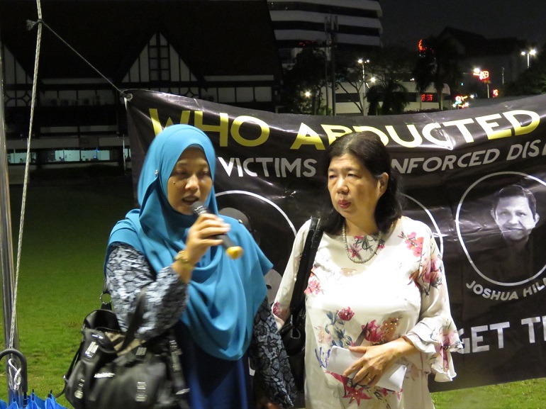 Susanna Liew (r), wife of Pastor Koh, supports Che Mat's wife, Norhayati Mohd Afriffin (l), as as they call for their husbands' release at a vigil on Sunday (24 June). (Photo: World Watch Monitor)