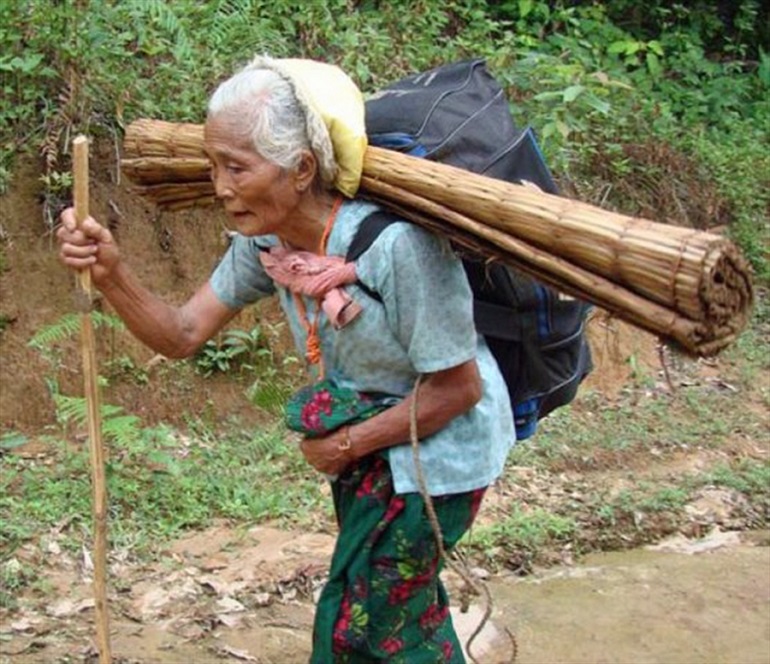 An elderly Kachin woman looks for shelter after fleeing fighting between Myanmar's army and Kachin rebels in December 2011. (Photo: World Watch Monitor)