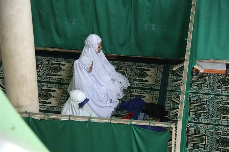 Women pray in Blue Mosque in Indonesia's capital Jakarta. (Photo: World Watch Monitor)