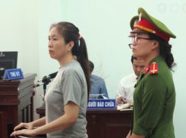 Vietnamese blogger Nguyen Ngoc Nhu Quynh (L), also known as 'Mother Mushroom', stands trial at a courthouse in the central city of Nha Trang on June 29, 2017. (Photo: Getty Images)