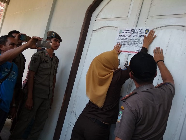 Officials close and seal the doors of the Assemblies of God church in West Kenali village, Sumatra, who have been meeting since 2004. (Photo: World Watch Monitor)