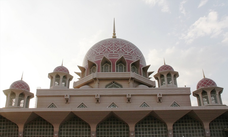 Putra Mosque in Kuala Lumpur, Malaysia. Evangelism among Malay Muslims is against the law. (Photo: World Watch Monitor)
