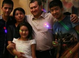 Tajikistan_Bakhrom Kholmatov with family after release from prison 18.12.19